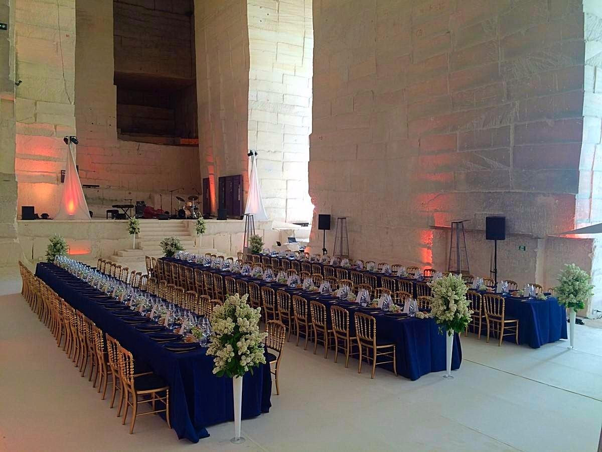 bouquets de fleurs judicieusement placés dans la salle de réception, gage d'une ambiance réussie