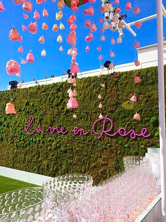 sublimation de l'espace bar grâce au mélange de vert de camaïeux de roses.