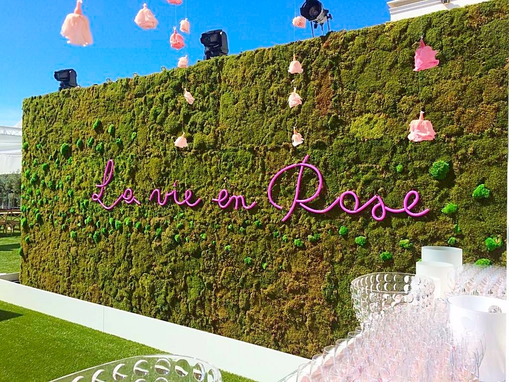 le mur est composé de plusieurs panneaux préfabriqués en ateliers qui sont alignés sur des supports au montage.