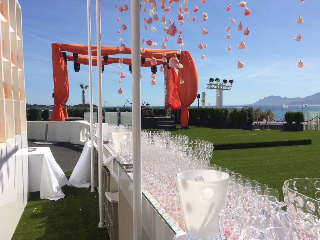 le nuancier de couleurs des roses naturalisées s'harmonise avec les voilages des structures réceptives