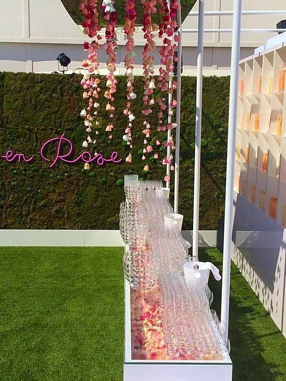 un lit de pétales de roses naturalisées sublime le fond du bar