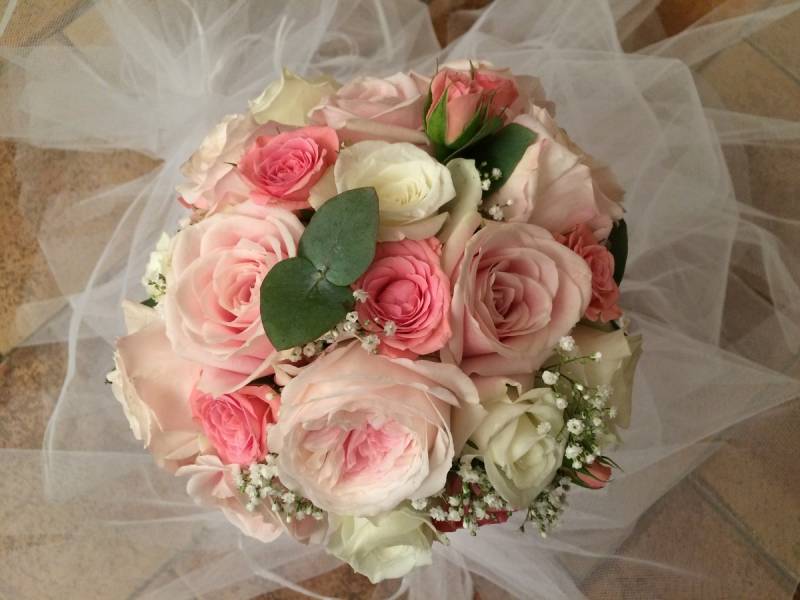 Le bouquet rond de la mariée.