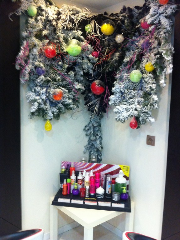votre sapin de noel décoré de guirlandes pour votre intérieur le salon Riviera coiffure styliste visagiste et vos facades de commerce à Vitrolles et à Aix en Provence et paca