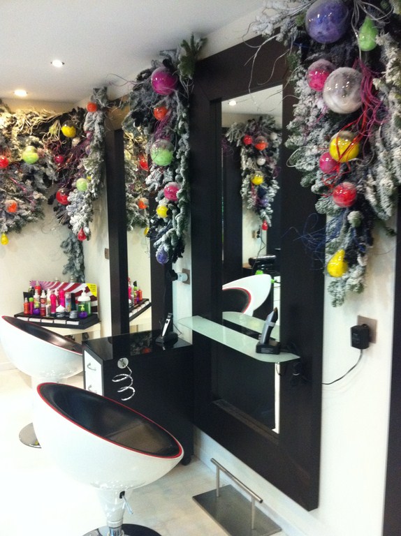 votre sapin de noel décoré de guirlandes pour votre intérieur le salon Riviera coiffure styliste visagiste et vos facades de commerce à Vitrolles et à Aix en Provence et paca