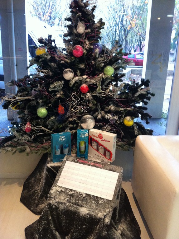 votre sapin de noel décoré de guirlandes pour votre intérieur le salon Riviera coiffure styliste visagiste et vos facades de commerce à Vitrolles et à Aix en Provence et paca