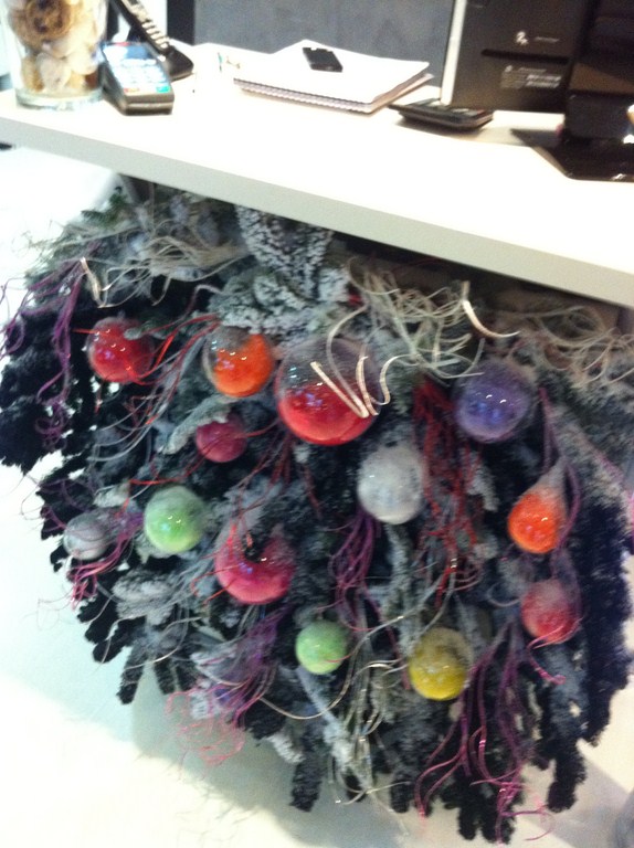 votre sapin de noel décoré de guirlandes pour votre intérieur le salon Riviera coiffure styliste visagiste et vos facades de commerce à Vitrolles et à Aix en Provence et paca