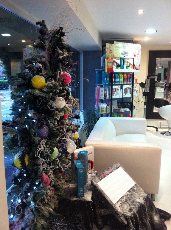 votre sapin de noel décoré de guirlandes pour votre intérieur le salon Riviera coiffure styliste visagiste et vos facades de commerce à Vitrolles et à Aix en Provence et paca