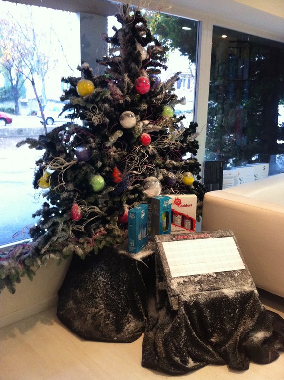 votre sapin de noel décoré de guirlandes pour votre intérieur le salon Riviera coiffure styliste visagiste et vos facades de commerce à Vitrolles et à Aix en Provence et paca