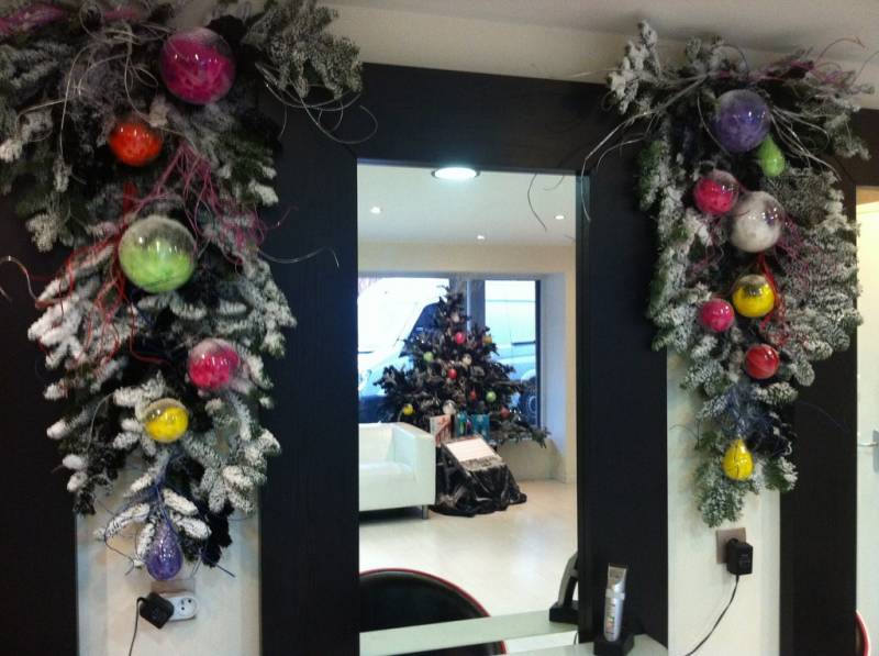 votre sapin de noel décoré de guirlandes pour votre intérieur le salon Riviera coiffure styliste visagiste et vos facades de commerce à Vitrolles et à Aix en Provence et paca