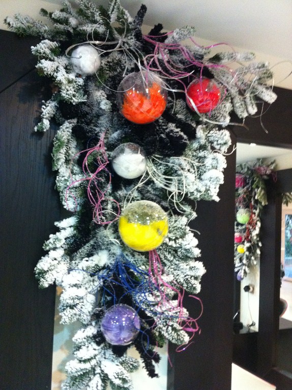 votre sapin de noel décoré de guirlandes pour votre intérieur le salon Riviera coiffure styliste visagiste et vos facades de commerce à Vitrolles et à Aix en Provence et paca