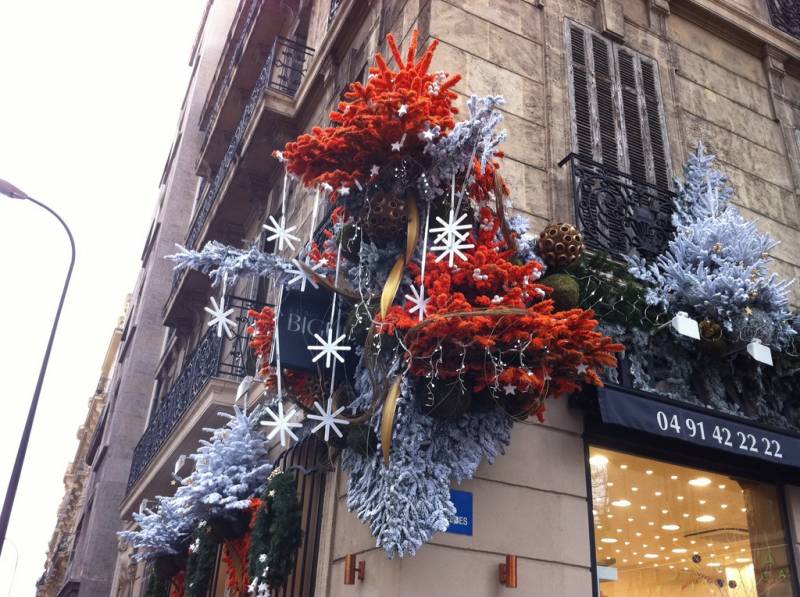 noel sapin guirlande decoration de fetes de noel et mise en lumière pour facade de commerce restaurant hotel usine avignon marseille aix en provence