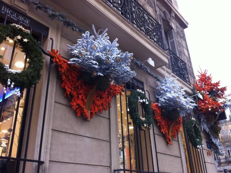 noel sapin guirlande decoration de fetes de noel et mise en lumière pour facade de commerce restaurant hotel usine avignon marseille aix en provence