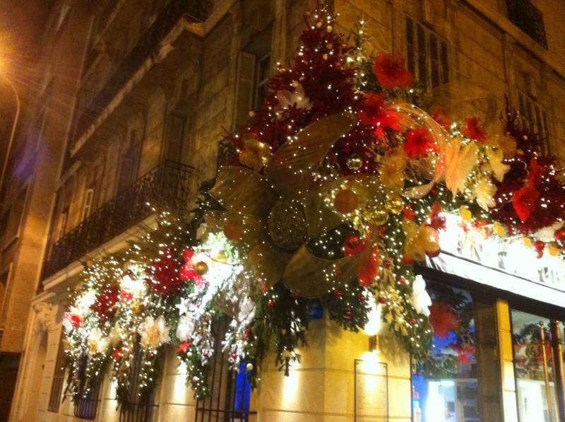 Décor du Salon Jean Claude Biguine place Delibe à Marseille, une couronne de fleurs pour Noël