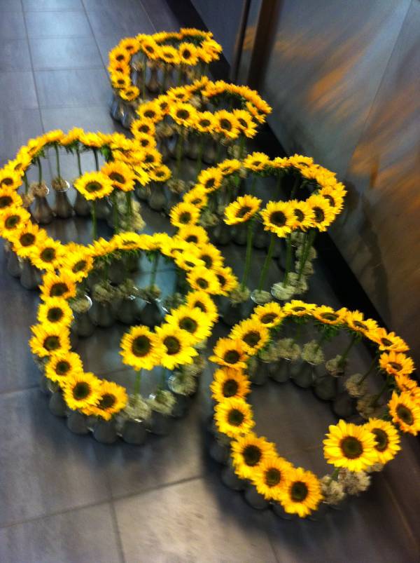 centre de table de fleurs pour repas et gala Les Baux de Provence