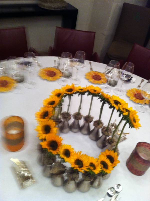 centre de table de fleurs pour repas et gala Les Baux de Provence