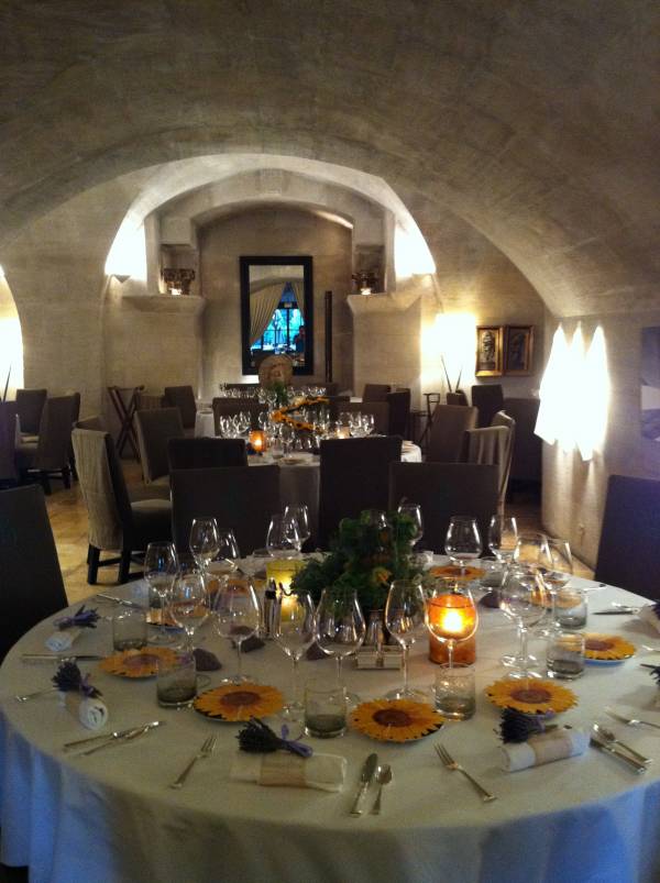 centre de table de fleurs pour repas et gala Les Baux de Provence