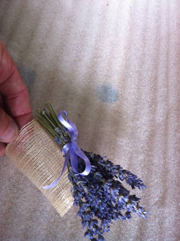 centre de table de fleurs pour repas et gala Les Baux de Provence