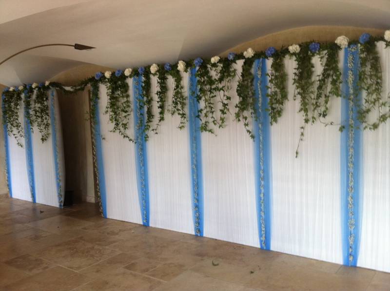 Mur de végétaux et toiles tendus salon, exposition Les saintes Marie de la Mer