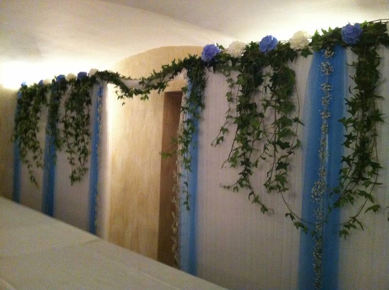 Mur de végétaux et toiles tendus salon, exposition Les saintes Marie de la Mer