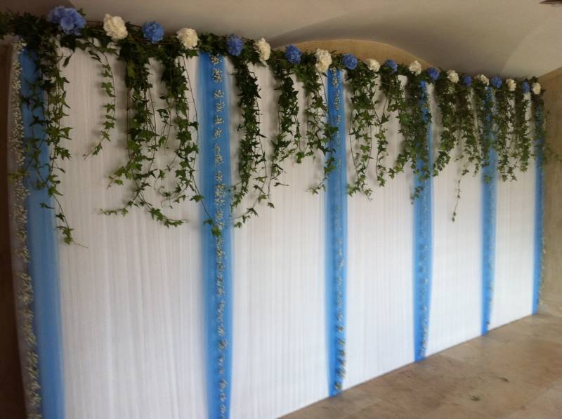 Mur de végétaux et toiles tendus salon, exposition Les saintes Marie de la Mer