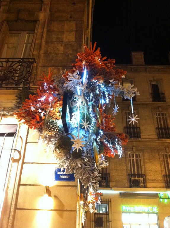 Décor de façade de noël coiffeur, commerce et restaurant hôtel sur Marseille