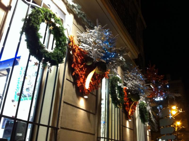 Décor de façade de noël coiffeur, commerce et restaurant hôtel sur Marseille