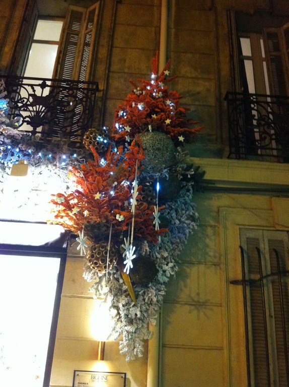 Décor de façade de noël coiffeur, commerce et restaurant hôtel sur Marseille
