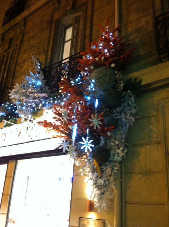 Décor de façade de noël coiffeur, commerce et restaurant hôtel sur Marseille