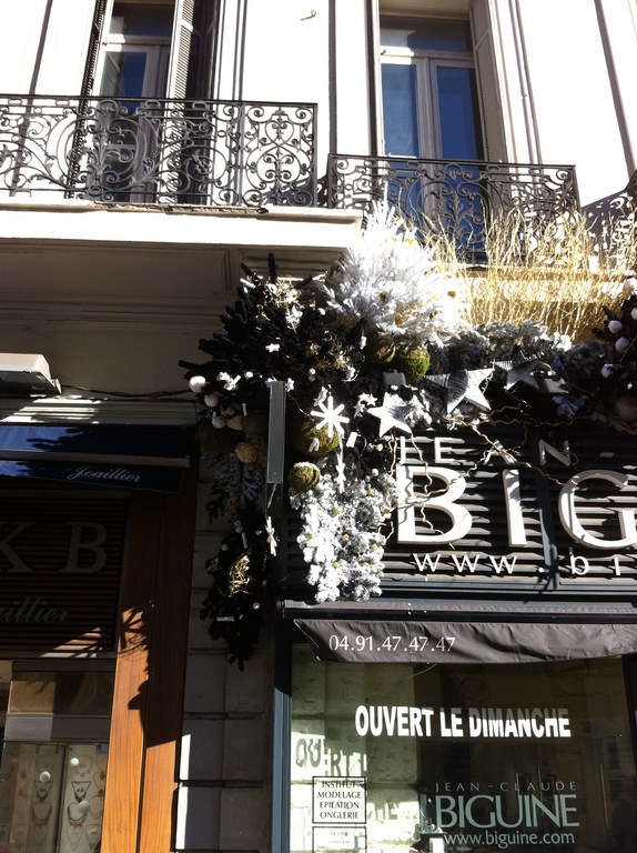 Créations de façades de noël pour Les Salons Biguines à Marseille