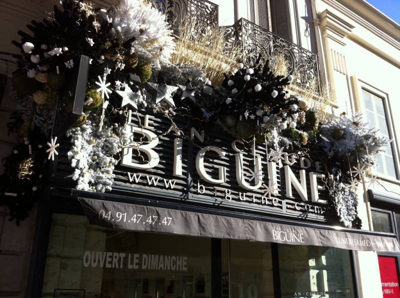 Créations de façades de noël pour Les Salons Biguines à Marseille