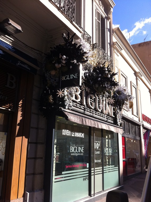 Créations de façades de noël pour Les Salons Biguines à Marseille