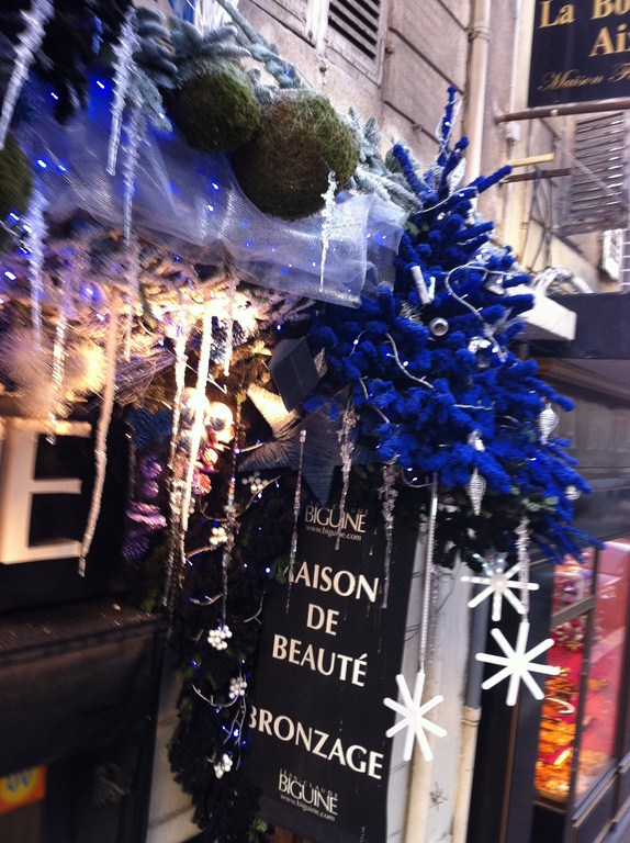 location de décoration de noel pour vitrine et façade Marseille