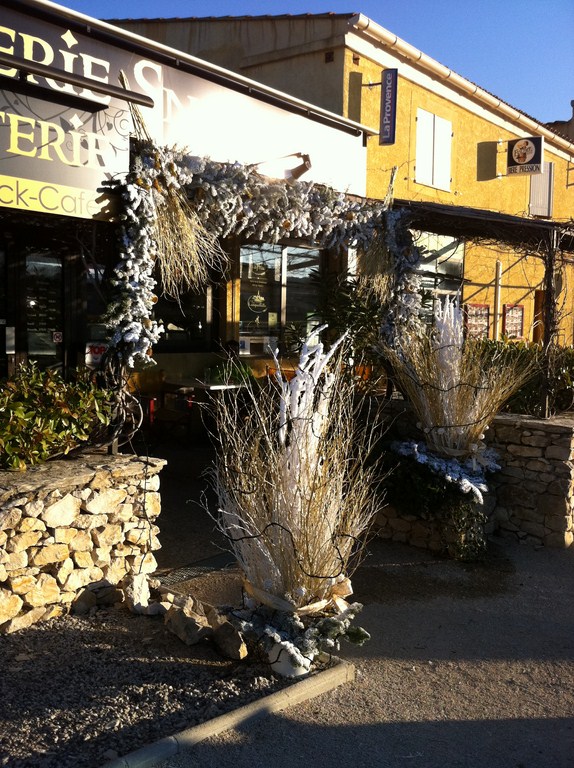 Décorateur de noël pour vitrines de commerces et boutiques Vernègues