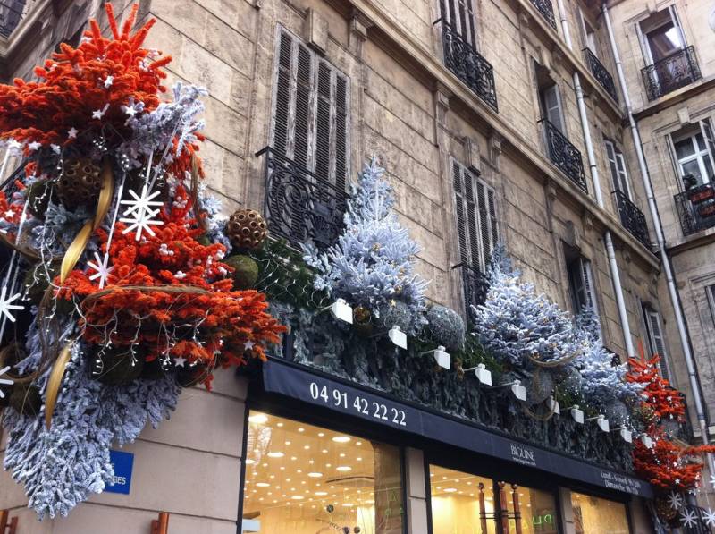Décor de façade de noël coiffeur, commerce et restaurant hôtel sur Marseille