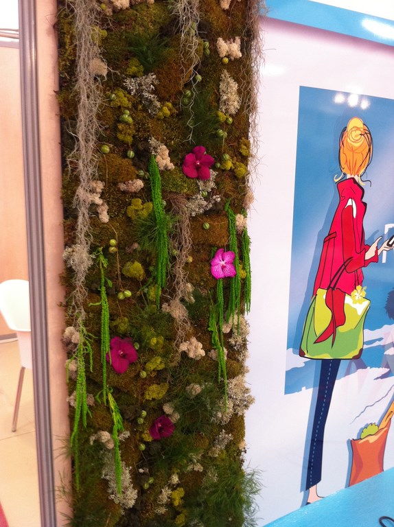 Pour vos stands, les pans de mur de fleurs et de mousses ornent à merveille vos petits espaces. 