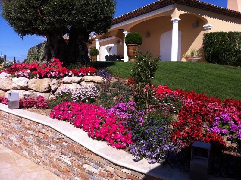 Conception réalisation de massifs de plantes fleuries jardin La Ciosta