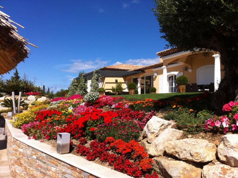 Conception réalisation de massifs de plantes fleuries jardin La Ciosta