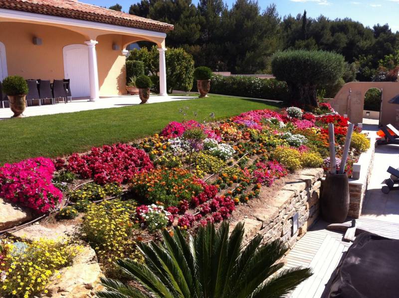 Conception réalisation de massifs de plantes fleuries jardin La Ciosta
