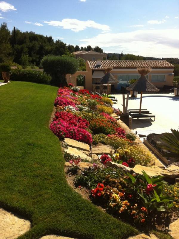 Conception réalisation de massifs de plantes fleuries jardin La Ciosta