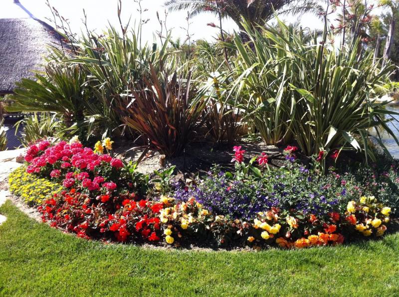 Conception réalisation de massifs de plantes fleuries jardin La Ciosta
