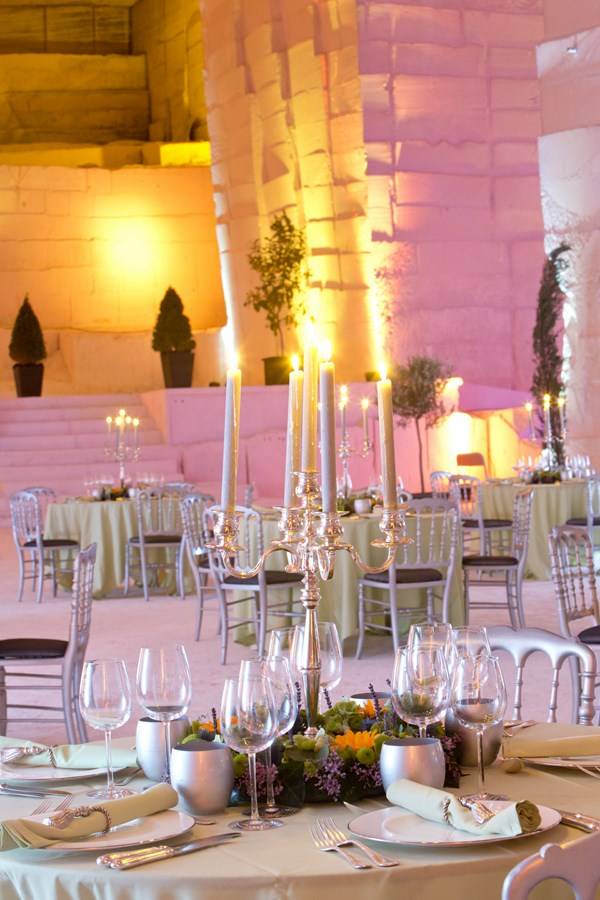 Décoration florale de centre de table pour repas et soirée de gala, Baux de Provence, Marseille, Avignon