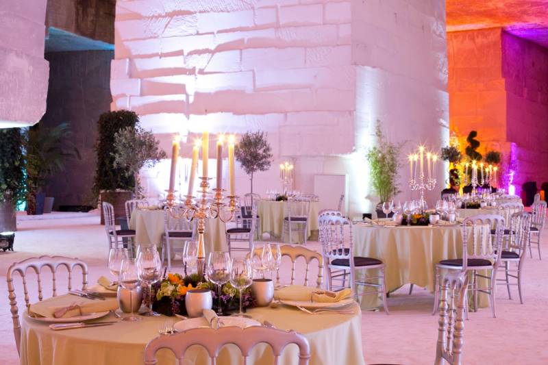 Décoration florale de centre de table pour repas et soirée de gala, Baux de Provence, Marseille, Avignon