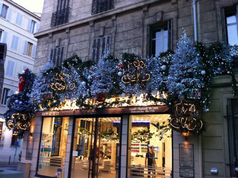 décor de noël pour façade de commerce Marseille