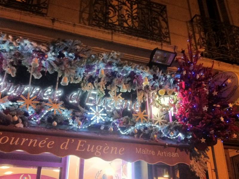 Vitrine et façade de Noël à Marseille,