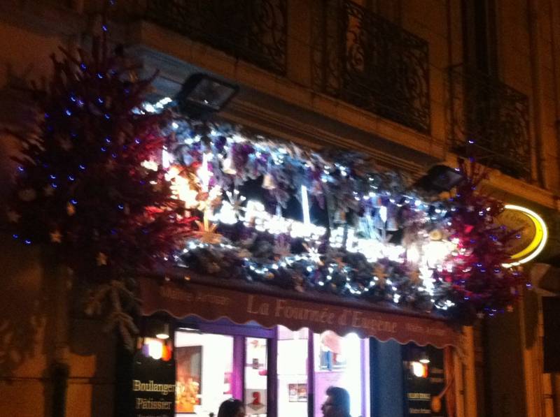 Vitrine et façade de Noël à Marseille,