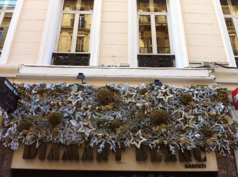Décor de vitrine et façade de noël à Marseille