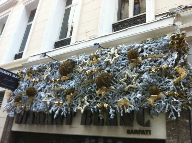 Décor de vitrine et façade de noël à Marseille