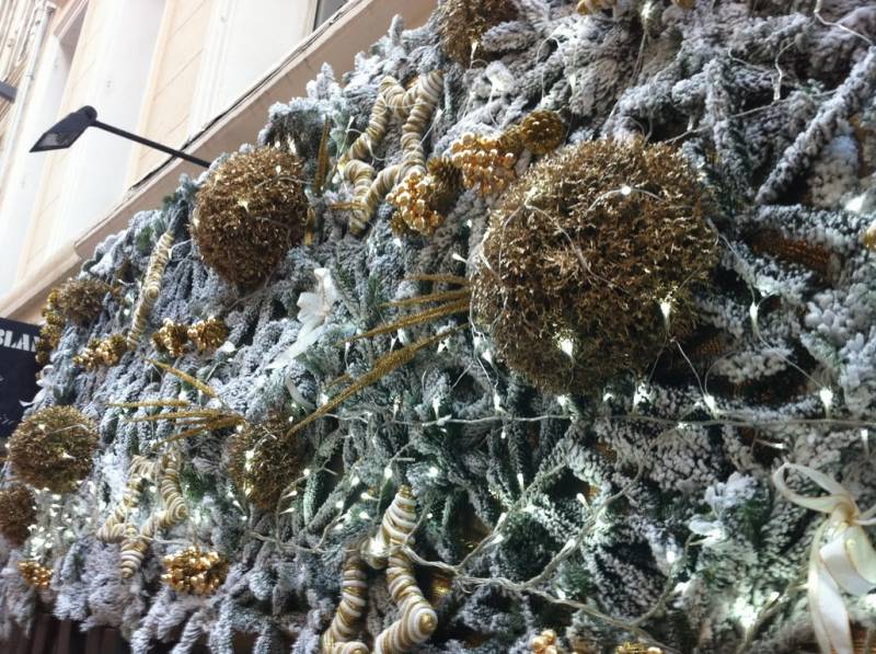 Décor de vitrine et façade de noël à Marseille