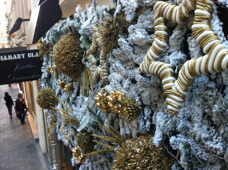 Décor de vitrine et façade de noël à Marseille