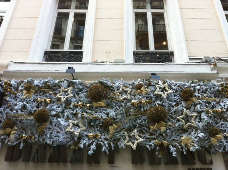 Décor de vitrine et façade de noël à Marseille